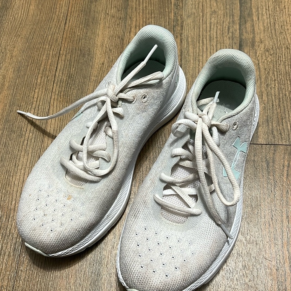 Women’s Under Armour Sneakers Size 6